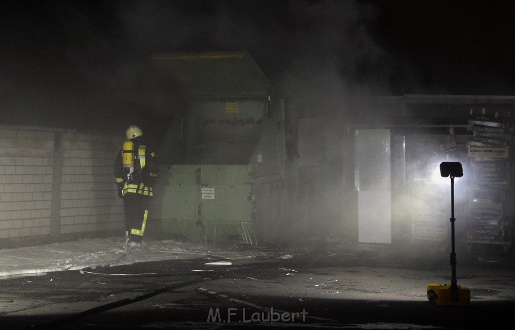 Feuer Papp Presscontainer Koeln Hoehenberg Bochumerstr P143.JPG - Miklos Laubert